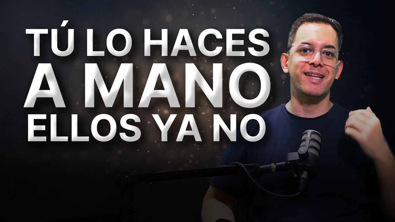José Yuriar en su estudio junto al texto "Tú lo haces a mano, ellos ya no"