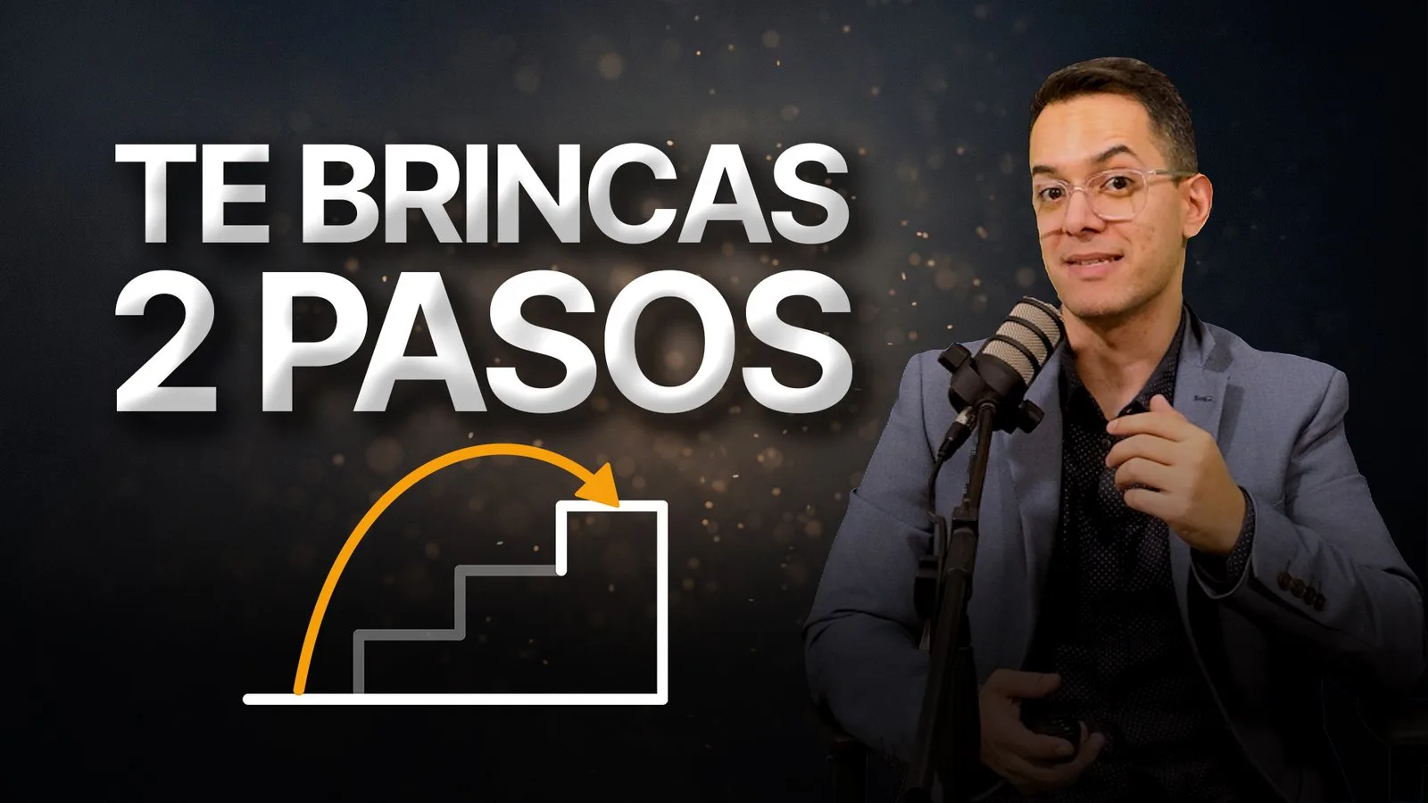 José Yuriar con micrófono junto al texto "Te brincas 2 pasos" y una escalera de tres pasos con una flecha que se brinca los dos primeros